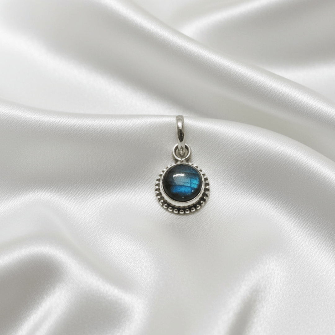 Labradorite pendant for intuition, psychic protection and transformation