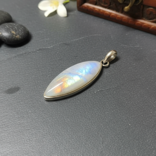 Healing Moonstone pendant for spiritual growth and clarity