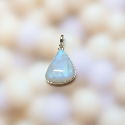 Healing Moonstone pendant for spiritual growth and clarity