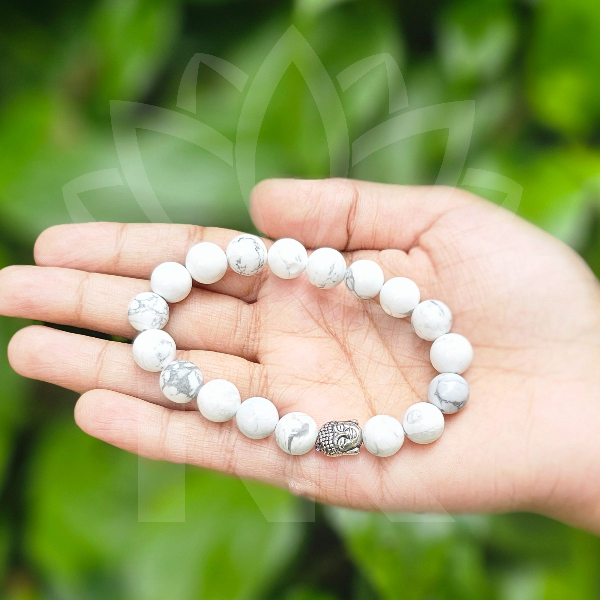 Le bracelet en Howlite est une pierre apaisante utilisée en MTC pour calmer le Shen,