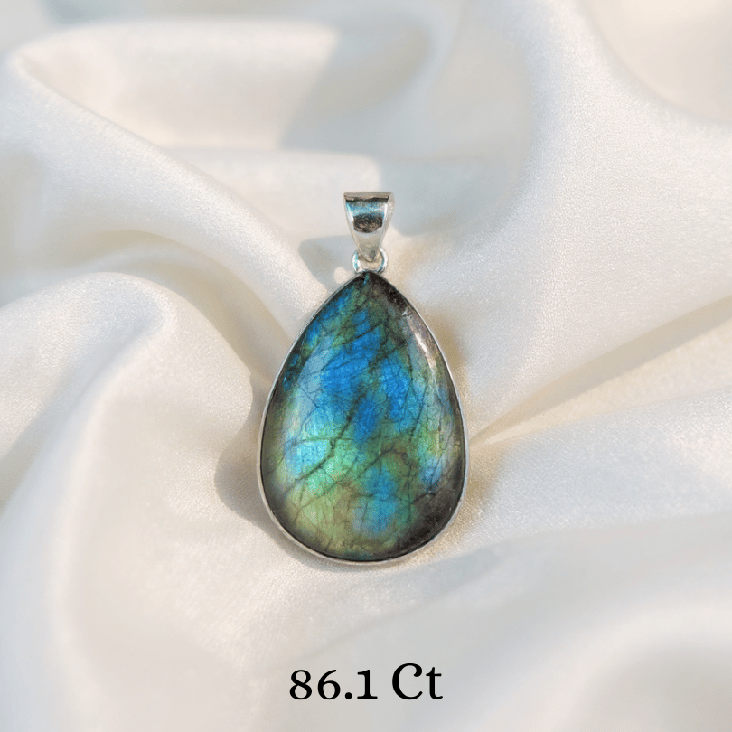 Labradorite pendant for intuition and protection