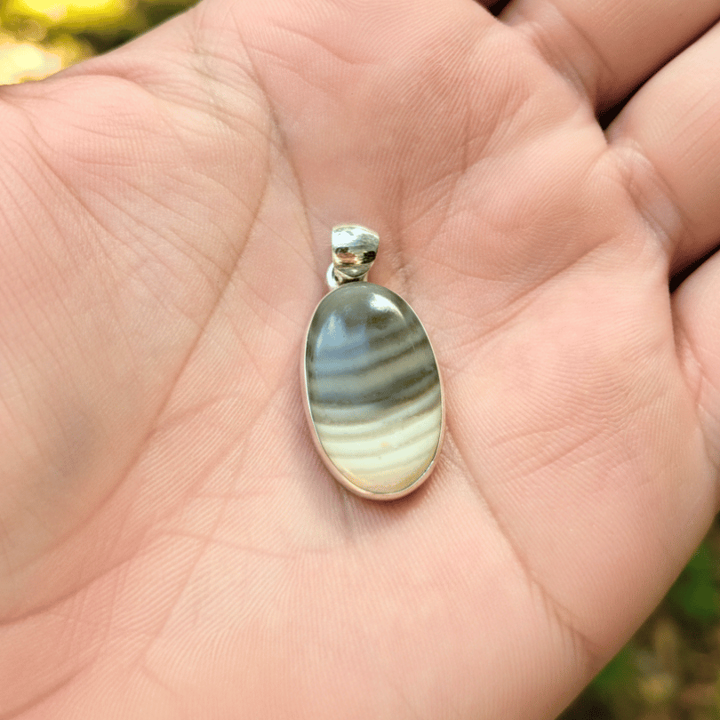 flint pendant for grounding and protection