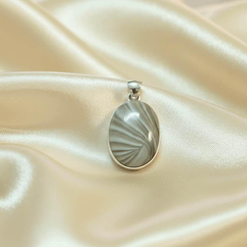 flint pendant for grounding and protection