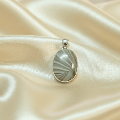 flint pendant for grounding and protection