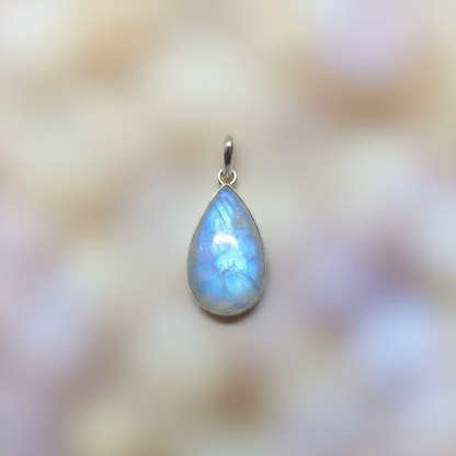 Moonstone pendant for intuition, emotional balance, and new beginnings
