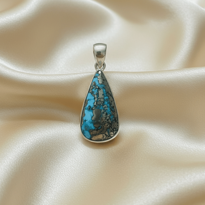 प्रसिद्धि और सफलता के लिए फ़िरोज़ा पेंडेंट